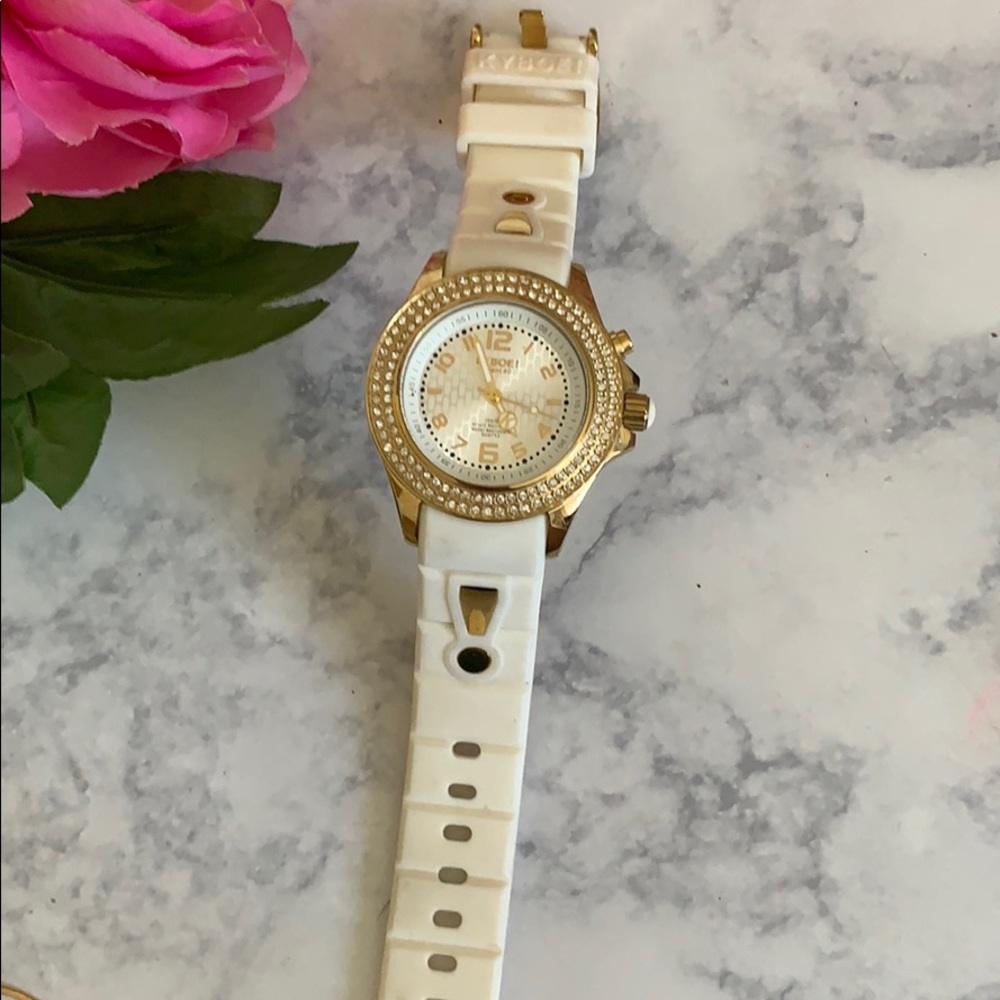 Chic and sporty Swarovski water proof watch